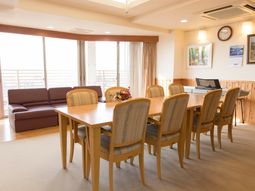 明るいダイニング空間