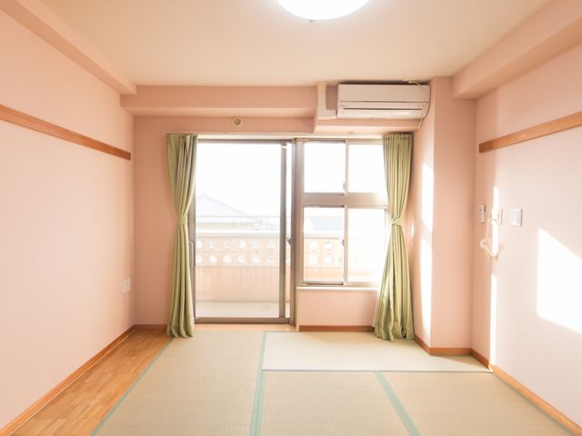 和室の洋室 居室 広々とした明るい居室です。窓から差し込む日差しが心地よく、ゆったりとした時間を過ごせます。