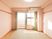 サムネイル 施設の写真 居室からバルコニーに出ることができるようになっている。リビングの床面のほとんどは畳敷きになっている。