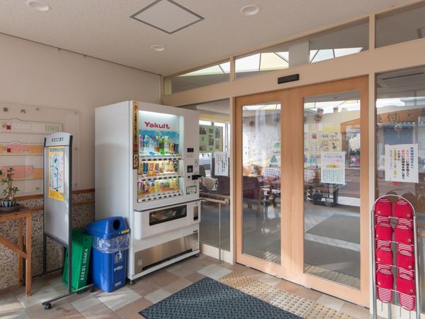 エントランスと自動販売機