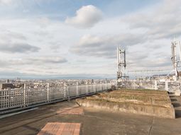 都市の景色が広がる屋上