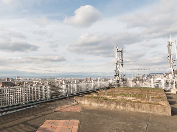 都市の景色が広がる屋上