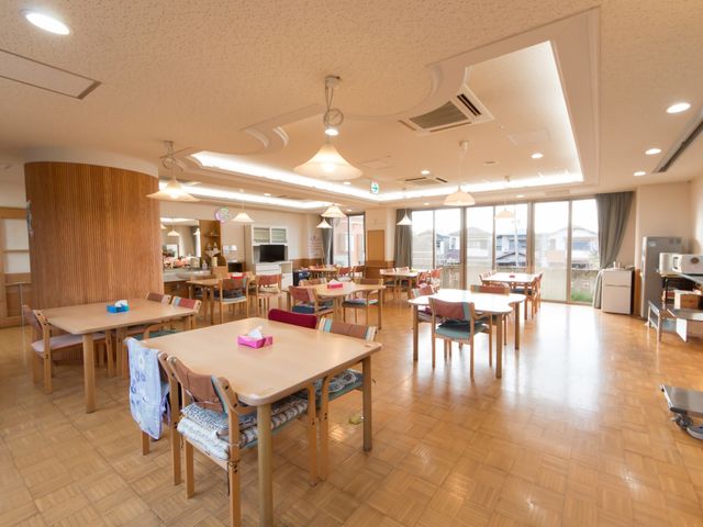 広々とした明るい食堂 食堂 開放的で日の光が差し込む食堂です。共有スペースでの食事や憩いの時間を大切にしています。