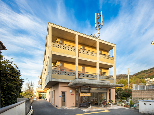 3階建ての施設外観  