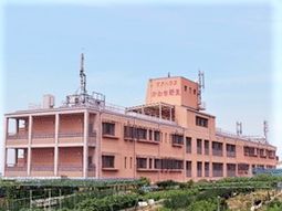 明るい建物の外観