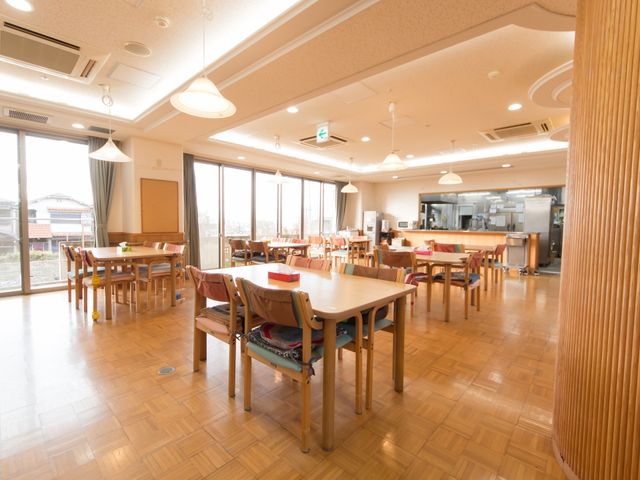 明るい居心地の良い食堂 食堂 陽光が差し込む広々とした食堂は、温かな雰囲気で食事の時間を過ごせる場所です。木のテーブルや椅子が整然と並び、落ち着いた食事ができます。