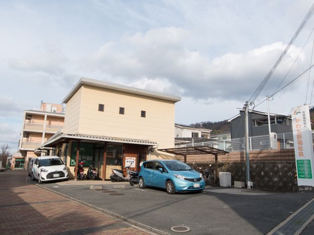 広々とした明るい外観 外観 ゆとりある駐車スペースが配された明朗な外観。来訪者の皆様を暖かく迎えます。