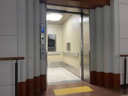 広々としたエレベーター