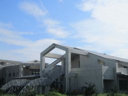広々とした建物の外観