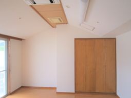 明るい居室の一角
