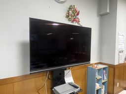 壁に設置されたテレビ
