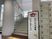 階段と案内板のある空間