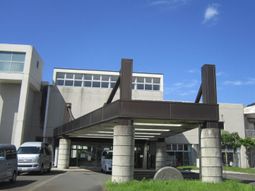 施設の正面エントランス