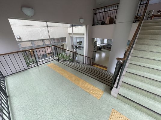 開放的な階段と廊下