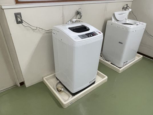 洗濯機が並ぶ部屋