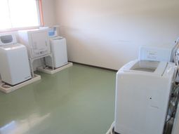 洗濯機が並ぶ部屋