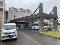 広い屋根付きの入口