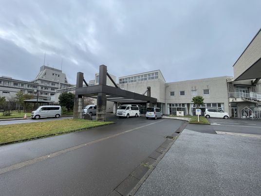 車が並ぶ建物の外観