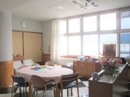 明るい居室の様子