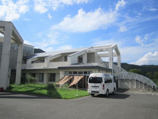 青空と緑の中の施設