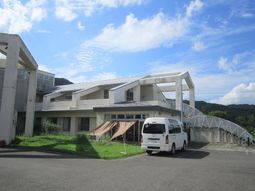 緑豊かな環境の建物外観