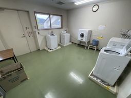 洗濯機が並ぶ部屋
