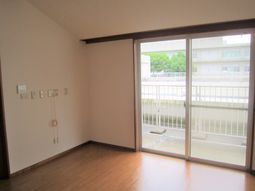 明るい居室のドアと窓
