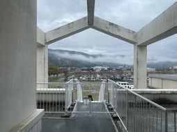周囲の景色が見える廊下