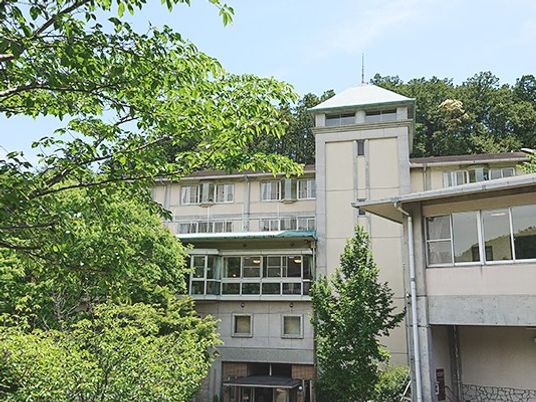 緑に囲まれた建物外観  