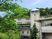 緑に囲まれた建物外観  
