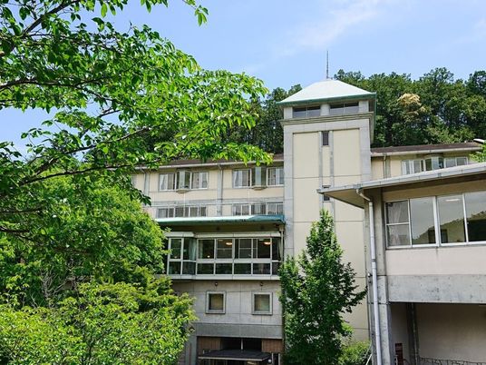 緑に囲まれた建物外観  