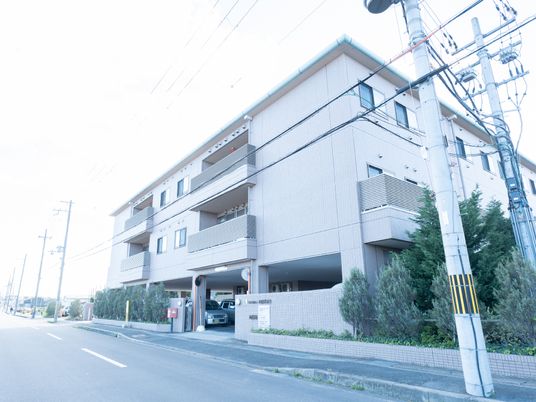 建物の外観とエントランス
