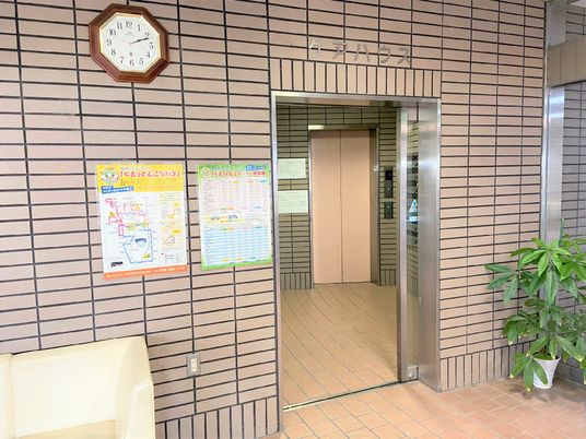 エレベーター前の時計と掲示物
