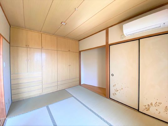 明るい和室の居室