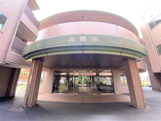 円形の屋根のエントランス