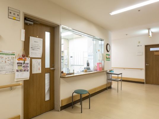 受付と掲示物のある廊下