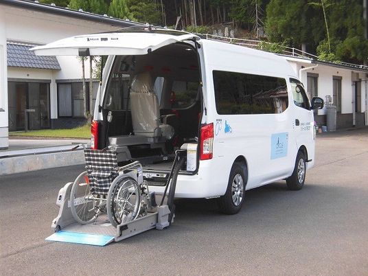 送迎車と車いす  