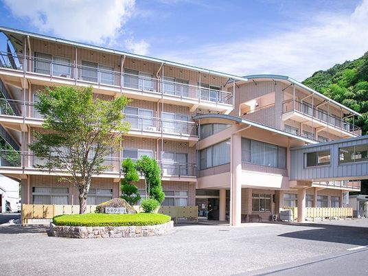 明るい外観の建物  