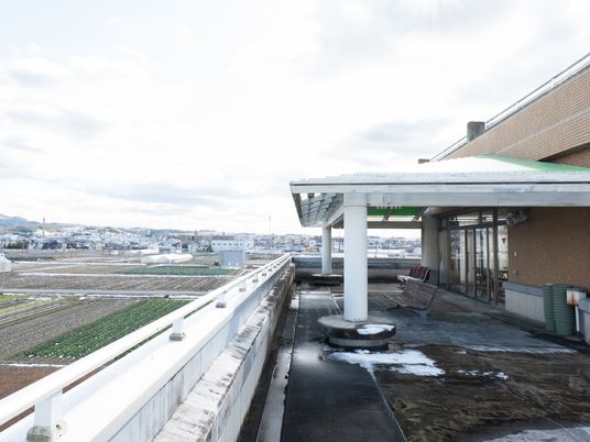 屋上と町の景色
