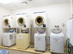 洗濯機と乾燥機の並ぶ空間