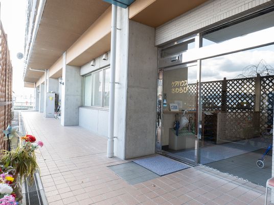 エントランスの明るい通路