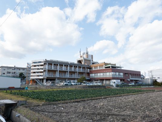 広々とした建物の外観