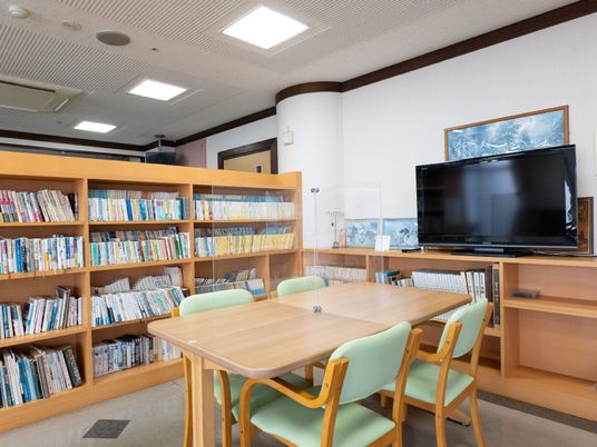 共有スペースの図書テレビコーナー