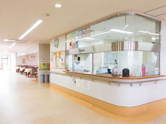 明るい受付と廊下