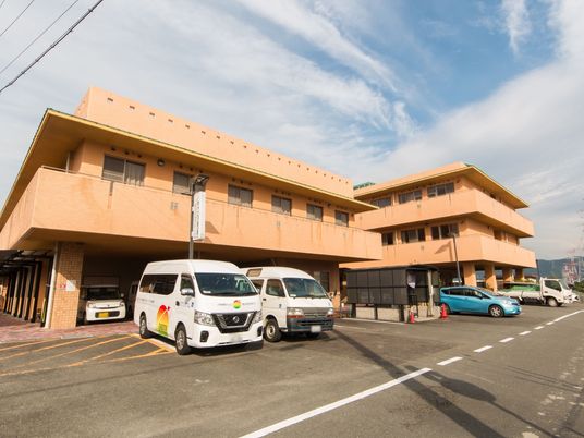 広々とした屋外駐車場