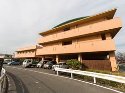 オレンジ色の建物外観