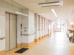 明るく広い通路とダイニング