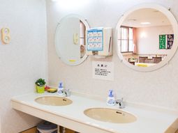 洗面台と鏡のある空間