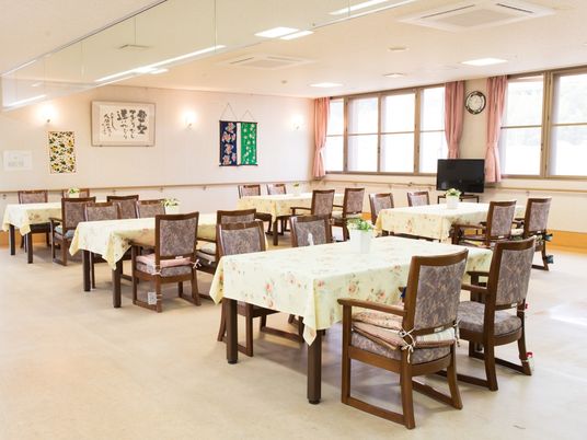 明るく広い食堂空間