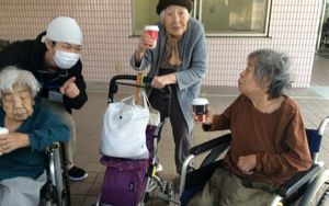 笑顔で対話するスタッフ